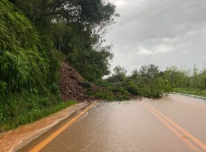 Deslizamentos de terra bloqueia estradas de acesso a Muçum