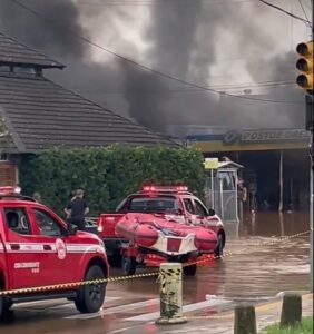 Incêndio atinge posto de gasolina no bairro Navegantes em Porto Alegre