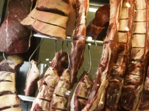 Empresas prometem doação de 2 milhões de quilos de carne ao RS