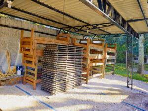 Apenados fabricam camas para atingidos pelas enchentes