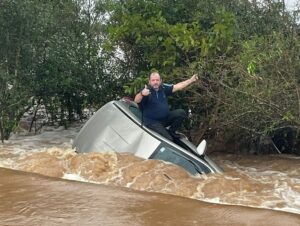 Policial rodoviário de folga resgata motorista arrastado pelas águas