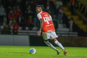 Inter anuncia contrato definitivo com Vitão