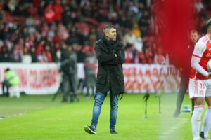 Matéria expõe descontentamento de jogadores com Eduardo Coudet