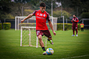 O novo titular da lateral esquerda colorada