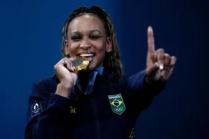 Rebeca Andrade conquista ouro no solo e se torna a atleta brasileira mais premiada na história olímpica