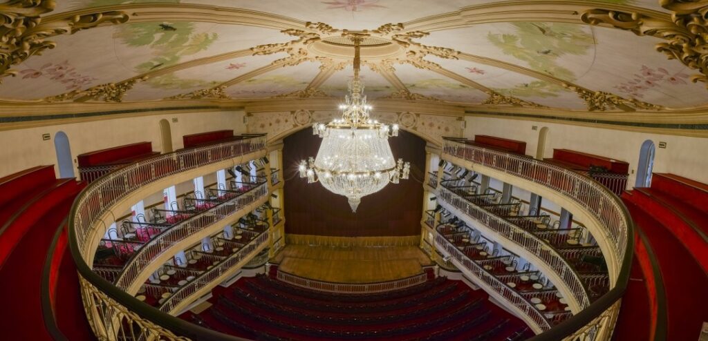 Porto Alegre em Cena abre com peça no Theatro São Pedro e celebra talentos gaúchos