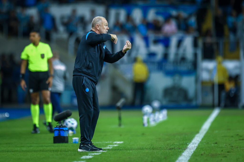 Mudou o técnico, não o problema