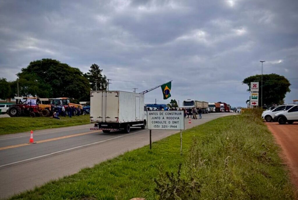 Produtores Rurais Bloqueiam BR-392 em São Sepé por “Securitização Agrícola”