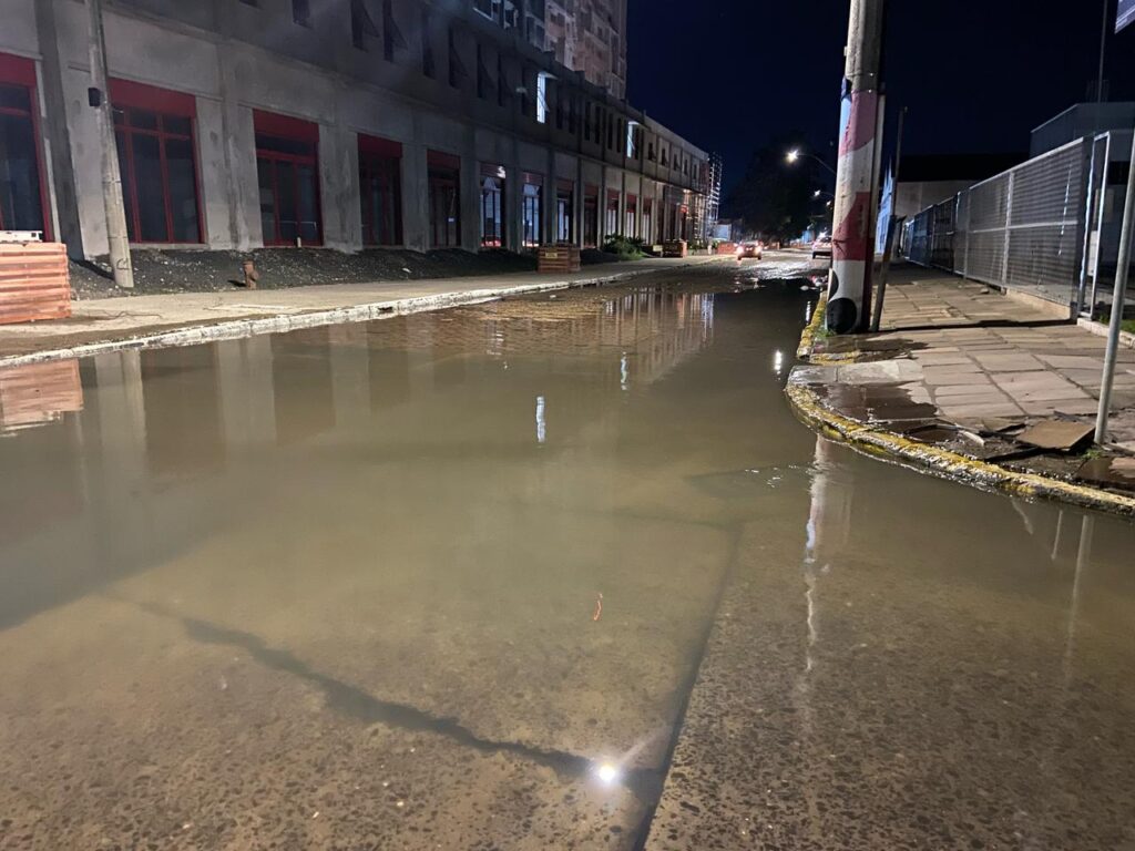 Guaíba transborda no Cais Navegantes e em outros pontos de Porto Alegre