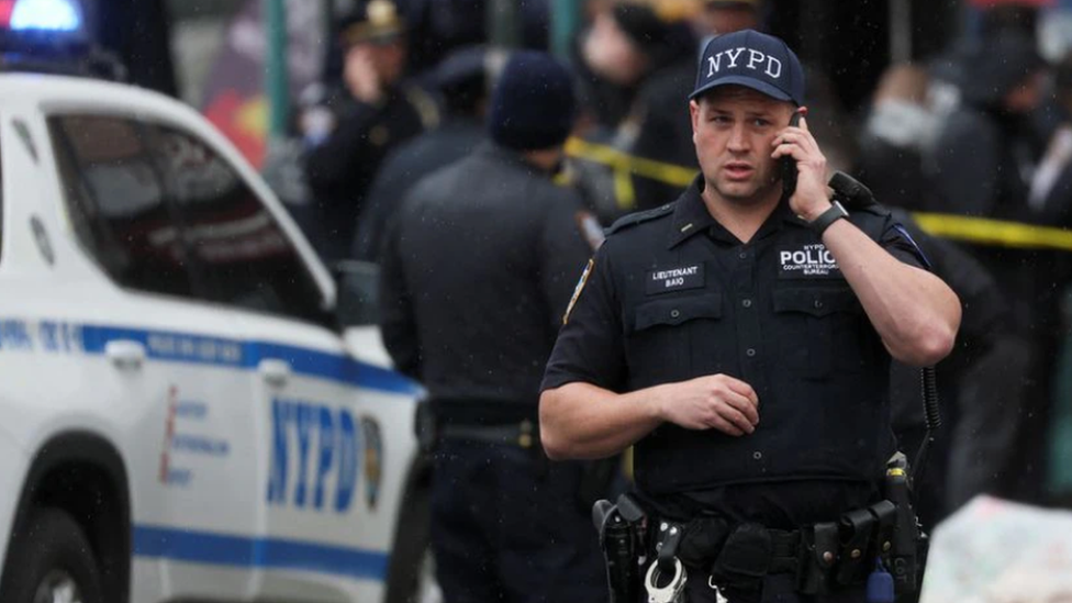 Atirador deixa quatro mortos em Nova York e cita a NFL em bilhete
