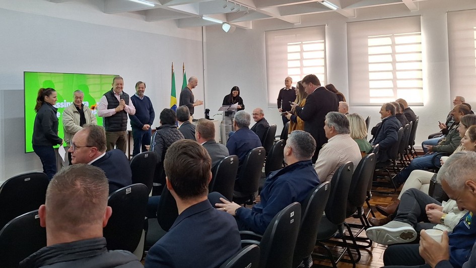 Estado firma mais 24 convênios com municípios para reconstrução de estradas rurais