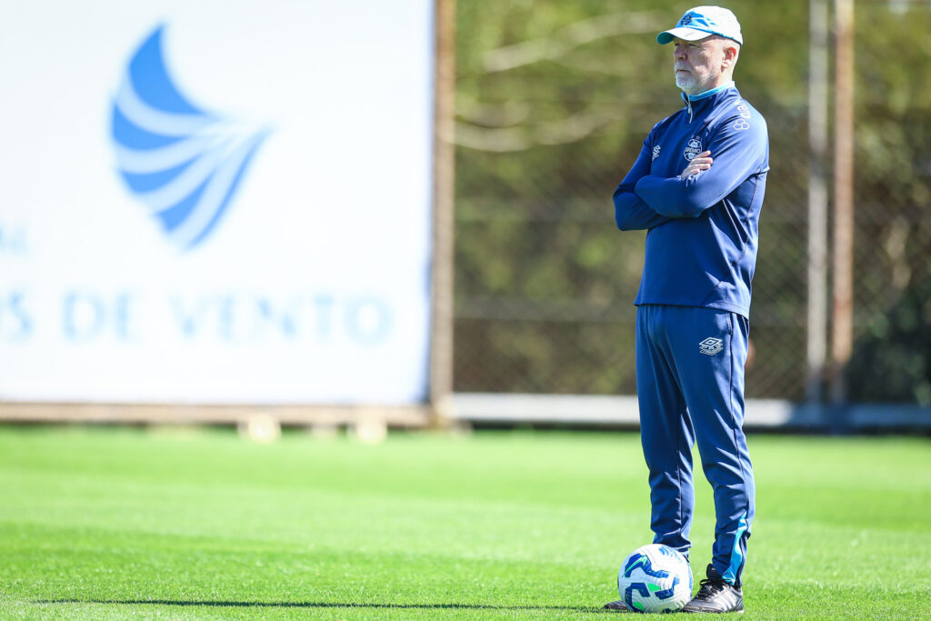 Mano prepara equipe com Noriega de zagueiro para enfrentar o Flamengo