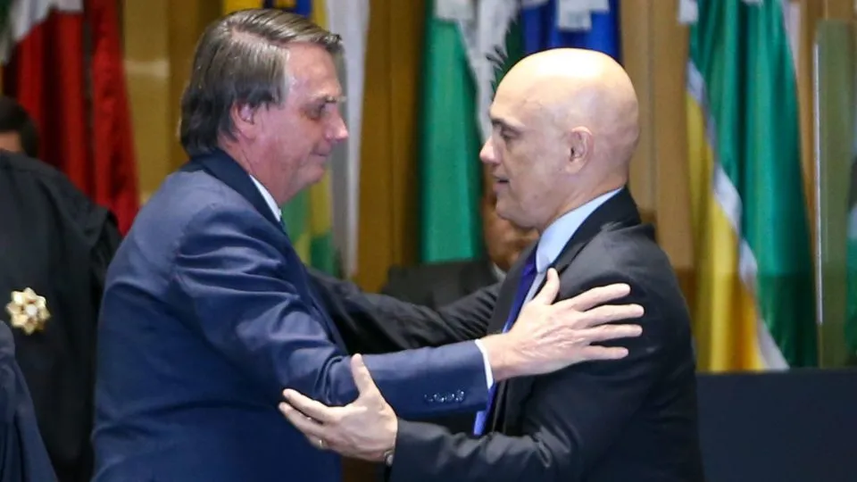 Moraes autoriza Bolsonaro a fazer exames, mas exige atestado de comparecimento