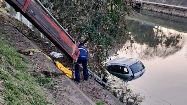 Carro cai no Arroio Dilúvio em Porto Alegre; condutor não era habilitado