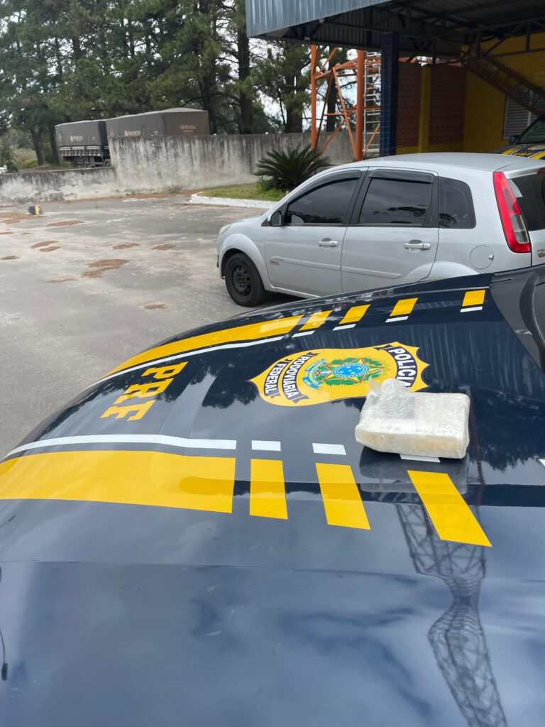 Mulher é presa após dispensar tijolo de cocaína no banheiro da PRF de Caçapava do Sul