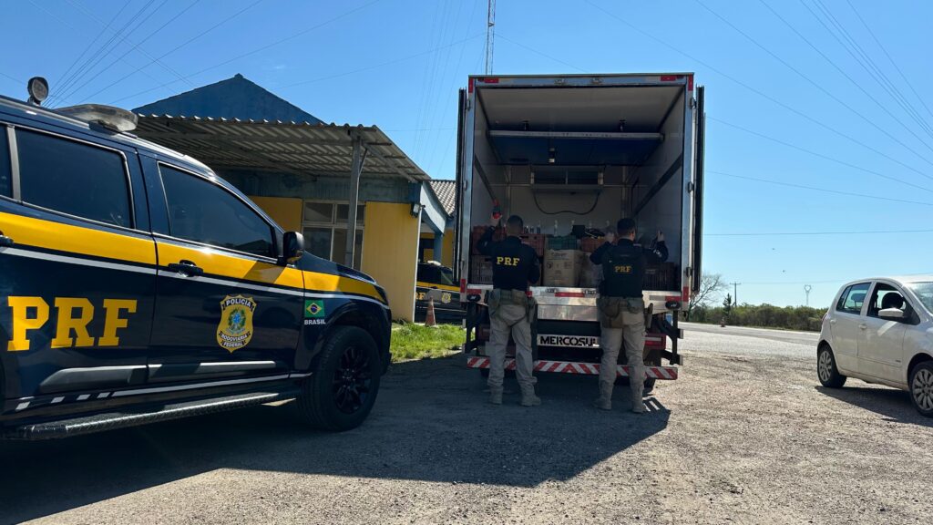 PRF prende trio e apreende caminhão com carga de vinhos importados ilegalmente em Bagé