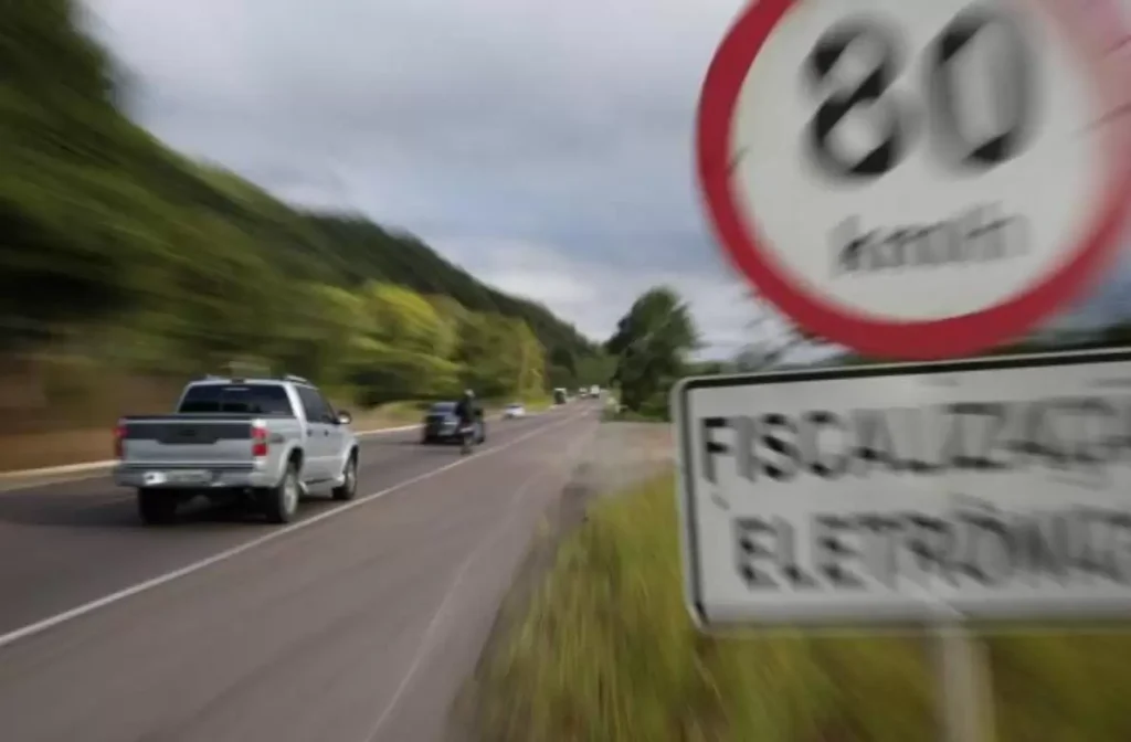 Operação Radar flagra carro a 114 km/h na Edvaldo Pereira Paiva