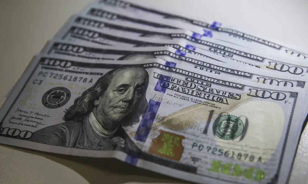 Dólar fecha em leve alta e Ibovespa recua
