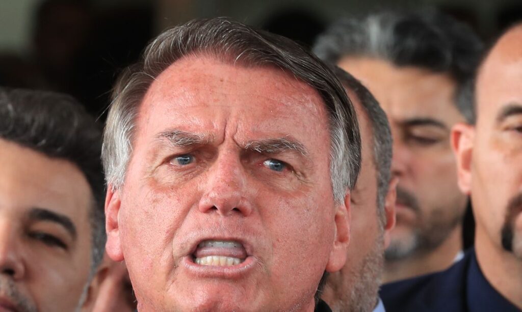 Bolsonaro faz exames em Brasília e boletim aponta inflamações no sistema digestivo e nos pulmões