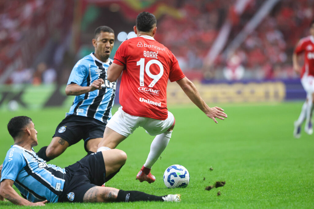 Grêmio vence Gre-Nal, ultrapassa Inter na tabela e aumenta pressão sobre Roger Machado