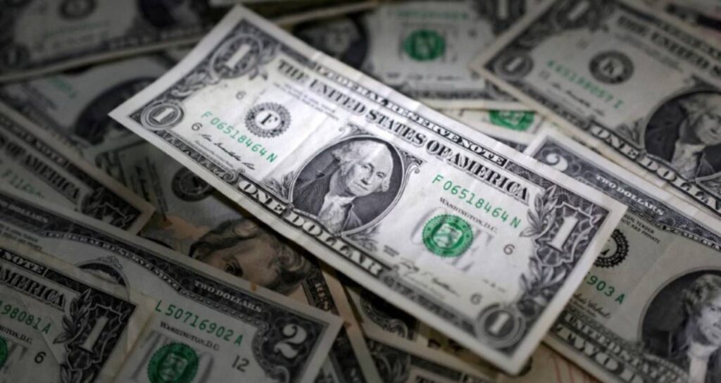 Dólar cai e Ibovespa fecha em alta, acompanhando cenário interno e externo