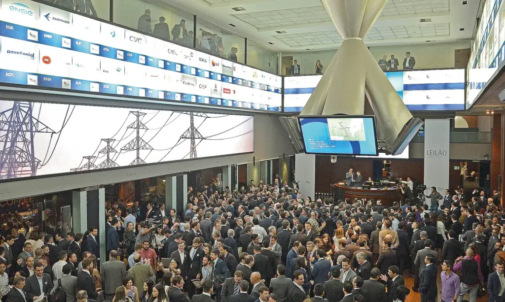 Ibovespa fecha em alta e bate novo recorde histórico aos 145.865 pontos