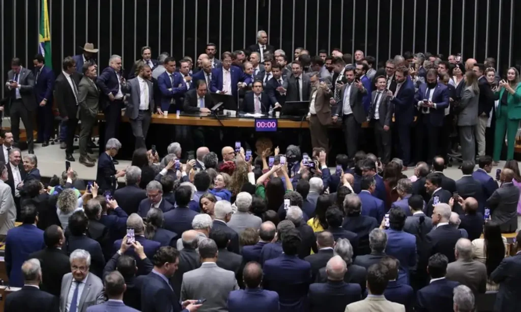 Corregedor da Câmara sugere suspensão de mandato de Marcel Van Hattem e outros dois deputados após protesto no plenário