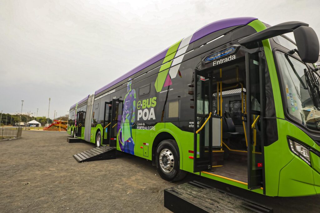 Prefeitura de Porto Alegre apresenta ônibus elétrico articulado