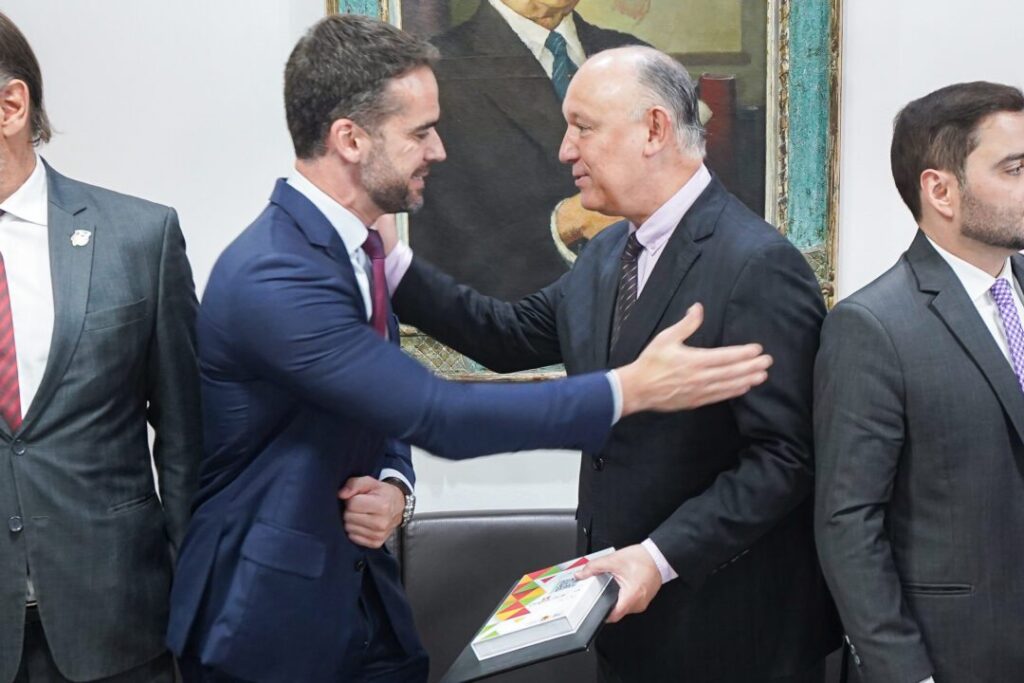 Eduardo Leite entrega proposta de orçamento para 2026