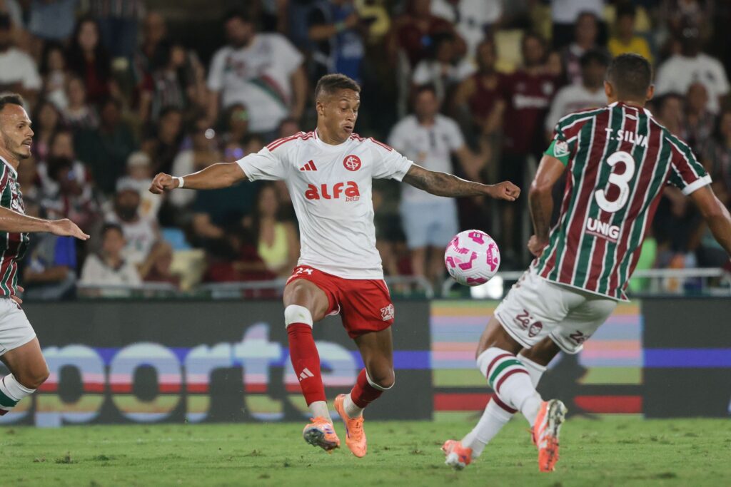 Inter perde para o Fluminense e segue próximo da zona de rebaixamento no Brasileirão