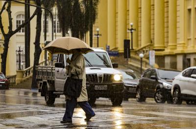 Calor intenso e risco de temporais marcam o domingo no Rio Grande do Sul