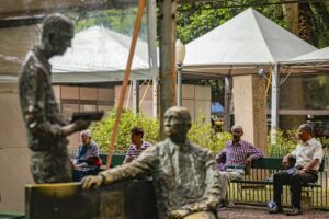 Feira do Livro de Porto Alegre tem grande movimento no primeiro sábado de programação