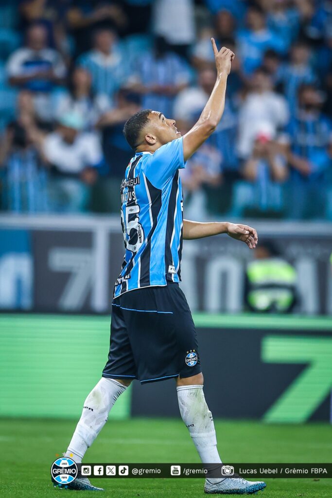 Grêmio vence o São Paulo com dois gols de Carlos Vinícius e sobe na tabela do Brasileirão