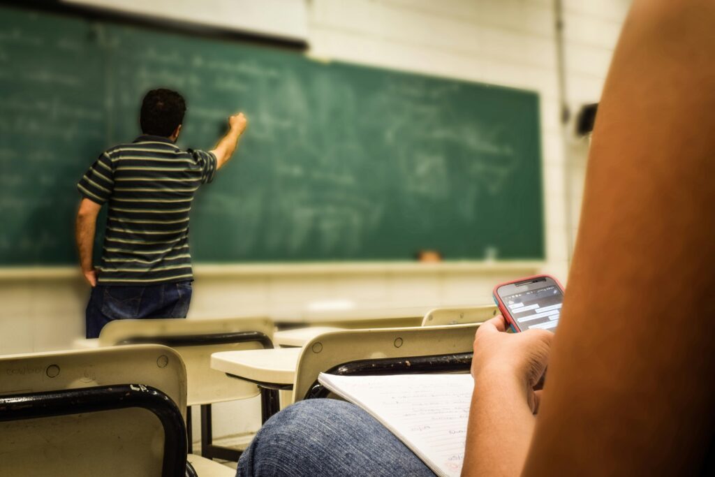 Professores perdem em média 1 hora de aula tentando manter ordem em sala