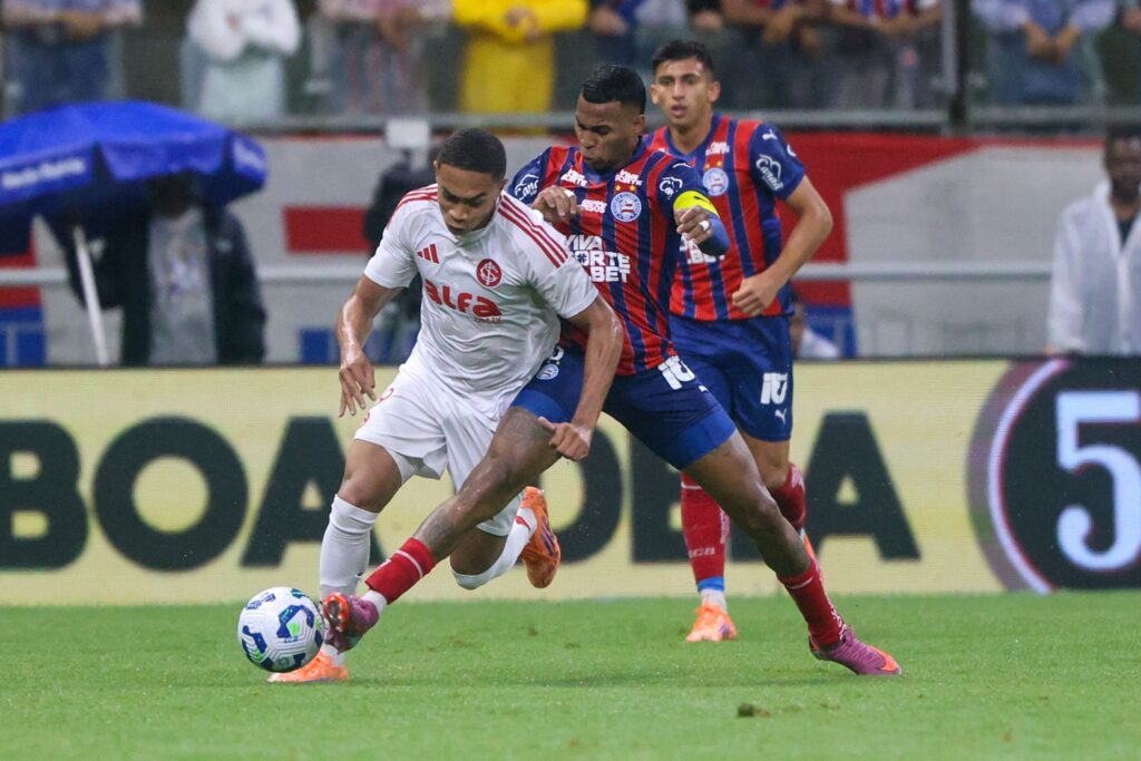 Bahia vence Inter com gol improvável e vira o melhor mandante do Brasileirão