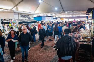 Feira do Livro de Porto Alegre entra no último fim de semana com programação intensa na Praça da Alfândega