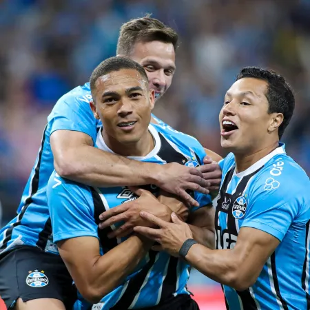 Artilheiro brilha, Arena pulsa e o Grêmio volta a vencer no Brasileirão