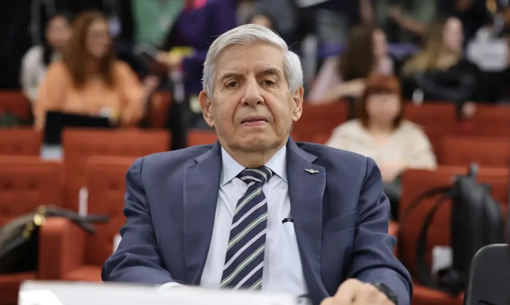 Moraes determina perícia médica em Augusto Heleno após divergências sobre diagnóstico de Alzheimer