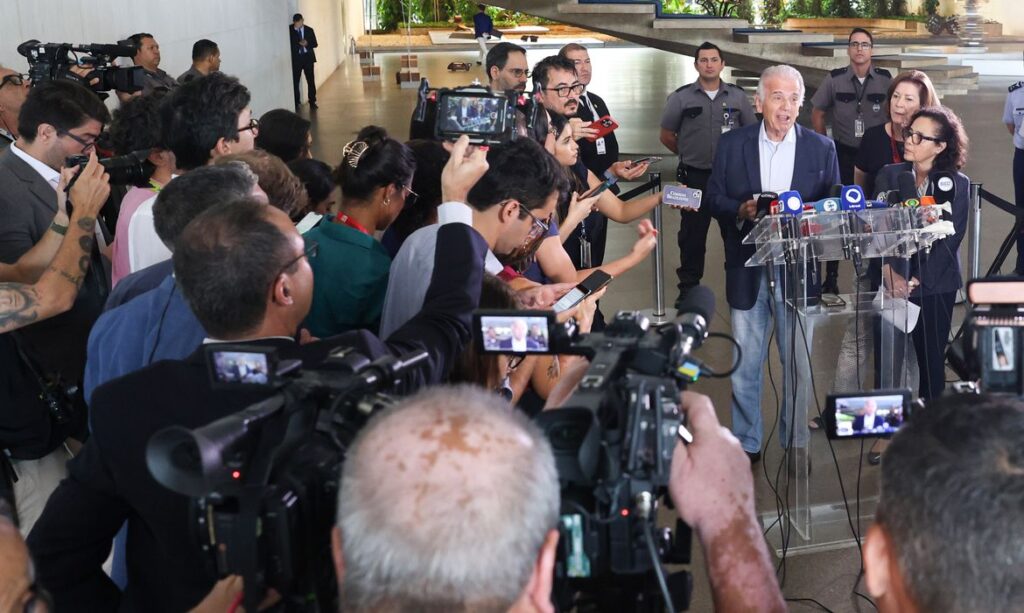 Fronteira com a Venezuela segue aberta e sob monitoramento, afirma ministro da Defesa