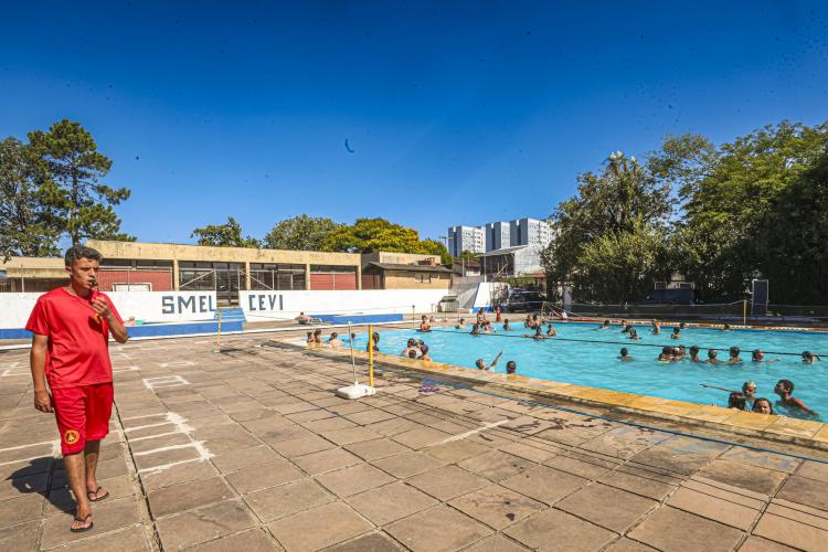 Piscinas públicas e praias da Orla do Guaíba são alternativas de lazer em Porto Alegre
