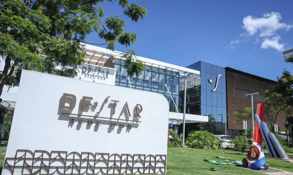 Bolsonaro recebe alta médica e retorna à custódia da Polícia Federal em Brasília