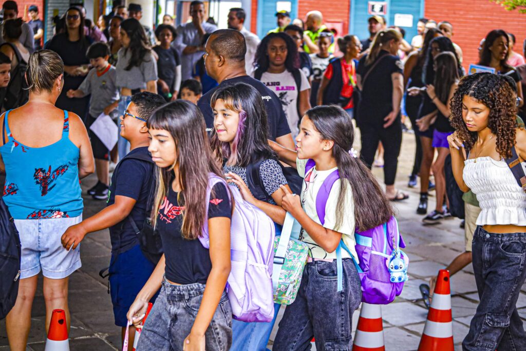 Cerca de 70 mil alunos retornam às aulas na rede municipal de Porto Alegre