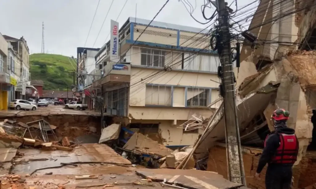 Chuvas deixam 23 mortos e dezenas de desaparecidos na Zona da Mata de Minas