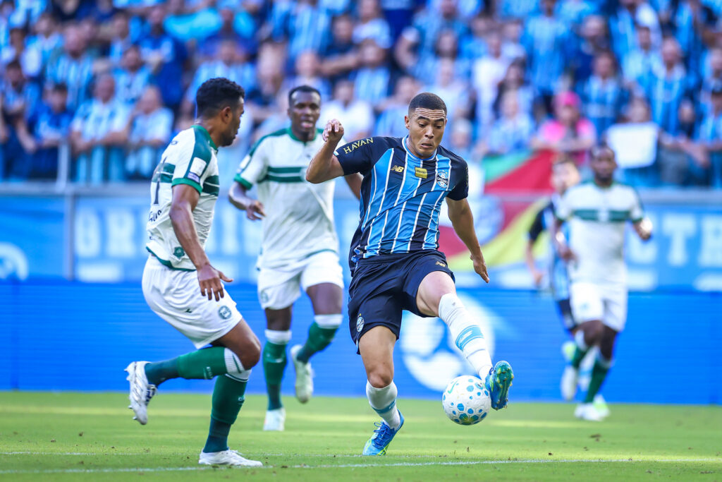 Com gol decisivo de Gabriel Mec, Grêmio quebra sequência negativa no Brasileirão