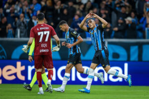 Grêmio vence o Santos de virada e se afasta do Z-4