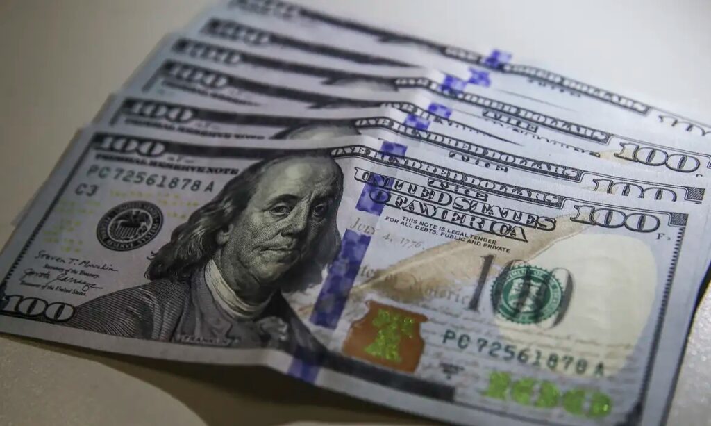 Dólar cai para R$ 4,95, atinge menor nível em dois anos e bolsa volta a subir