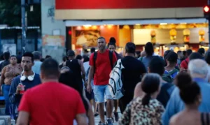 Desemprego fica em 5,8% no trimestre encerrado em abril, aponta IBGE