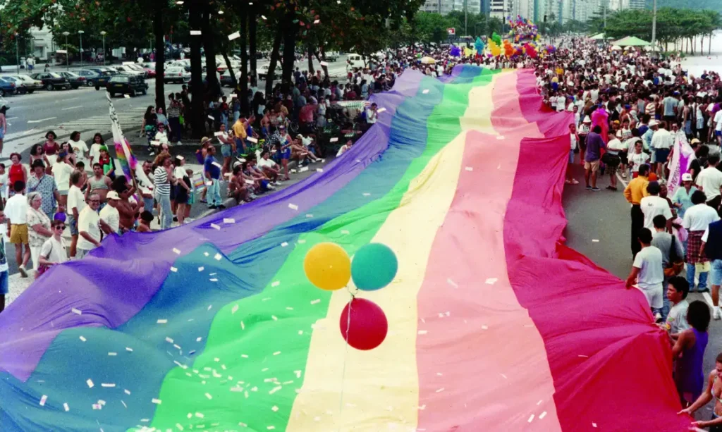 Dia do Orgulho LGBTQIA+ marca luta por direitos e relembra avanços e desafios no Brasil