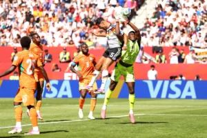 Alemanha vira sobre a Costa do Marfim no fim e garante vaga na fase eliminatória da Copa do Mundo