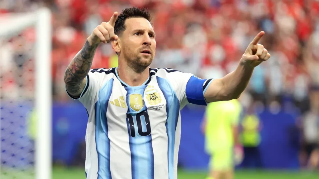 Messi faz dois, vira o maior artilheiro da história das copas e leva Argentina à liderança do Grupo J